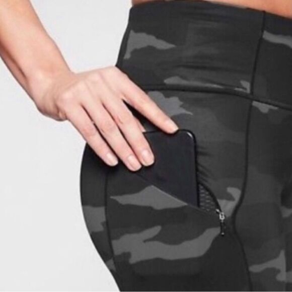 ATHLETA Camo Contender 7/8 Legging Tights- Size Small - Picture 2 of 5